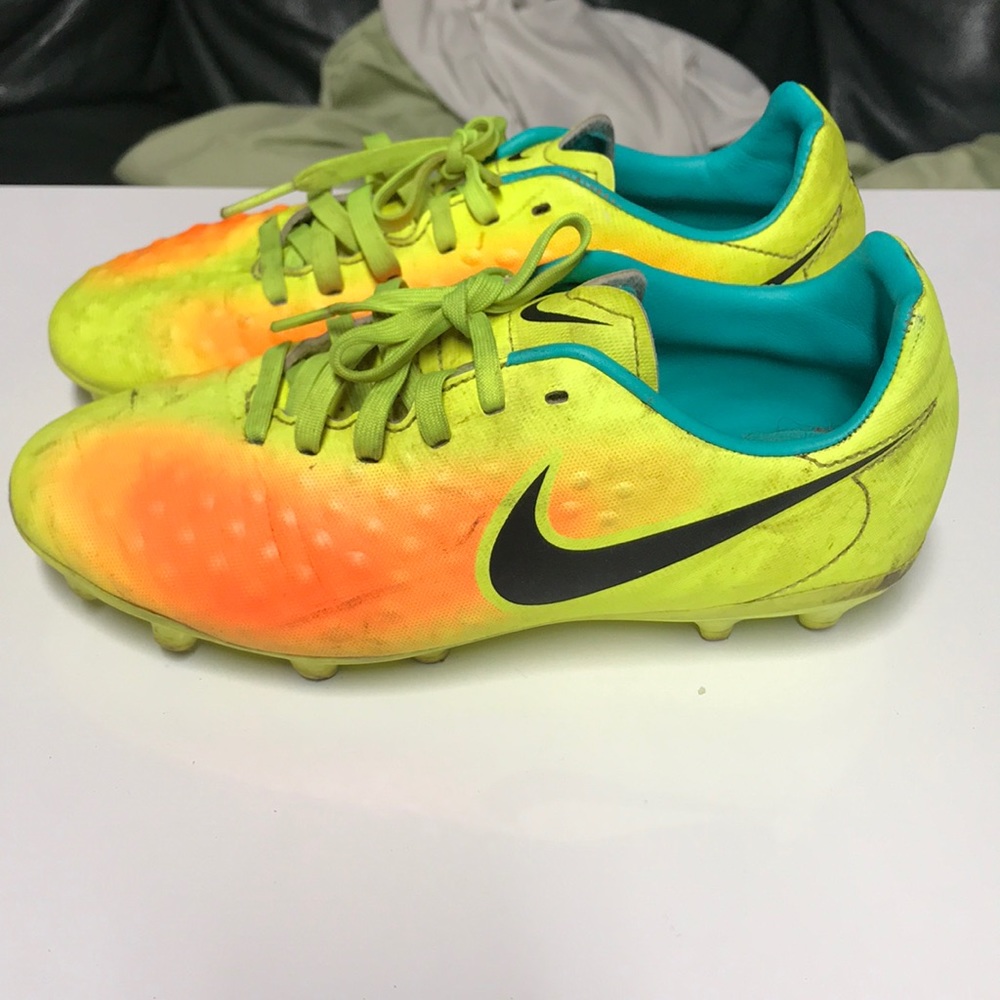 Nike soccer cleats - Picture 2 of 4
